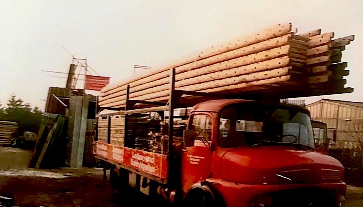 Historisches Foto: roter Mercedes-LKW von Wackermann auf dem Betriebshof