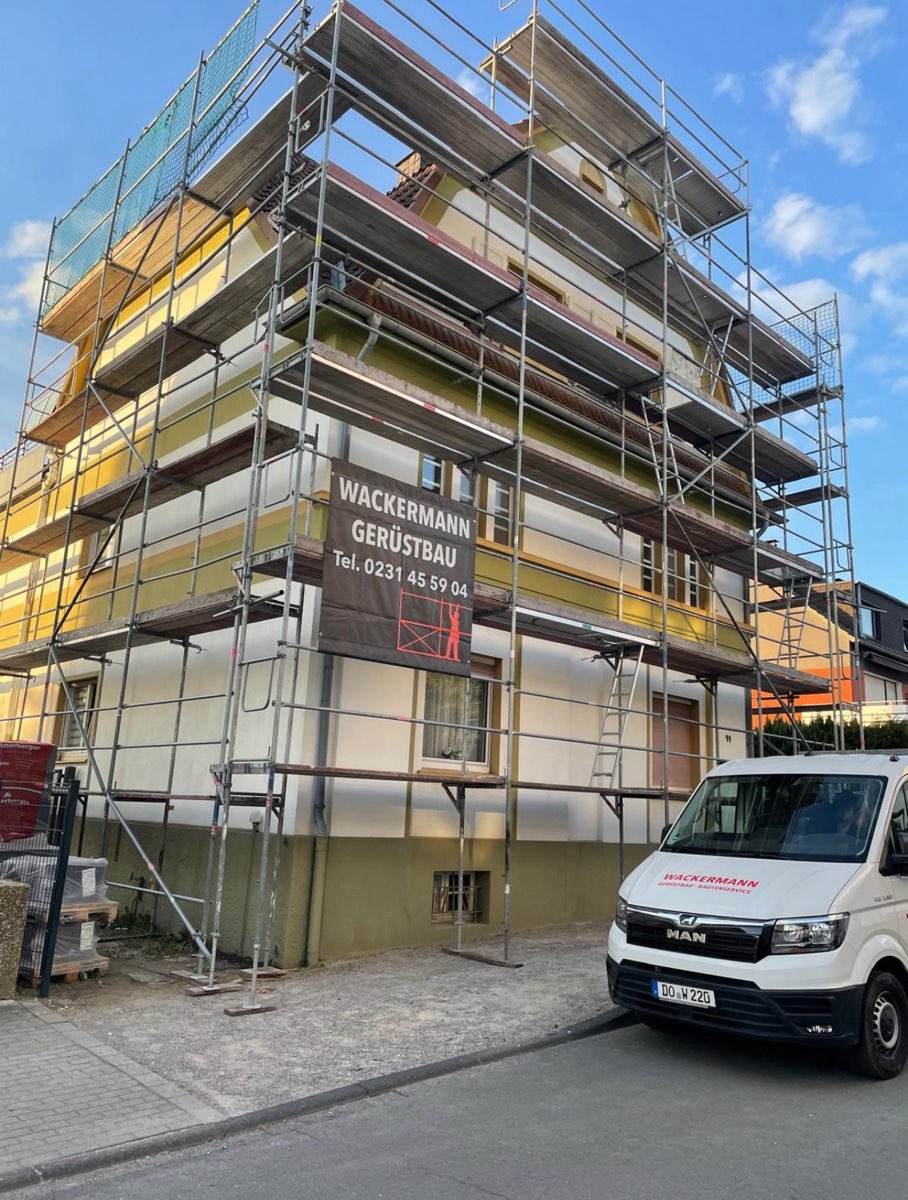 Mehrfamilienhaus mit Fassadengerüst und Netz