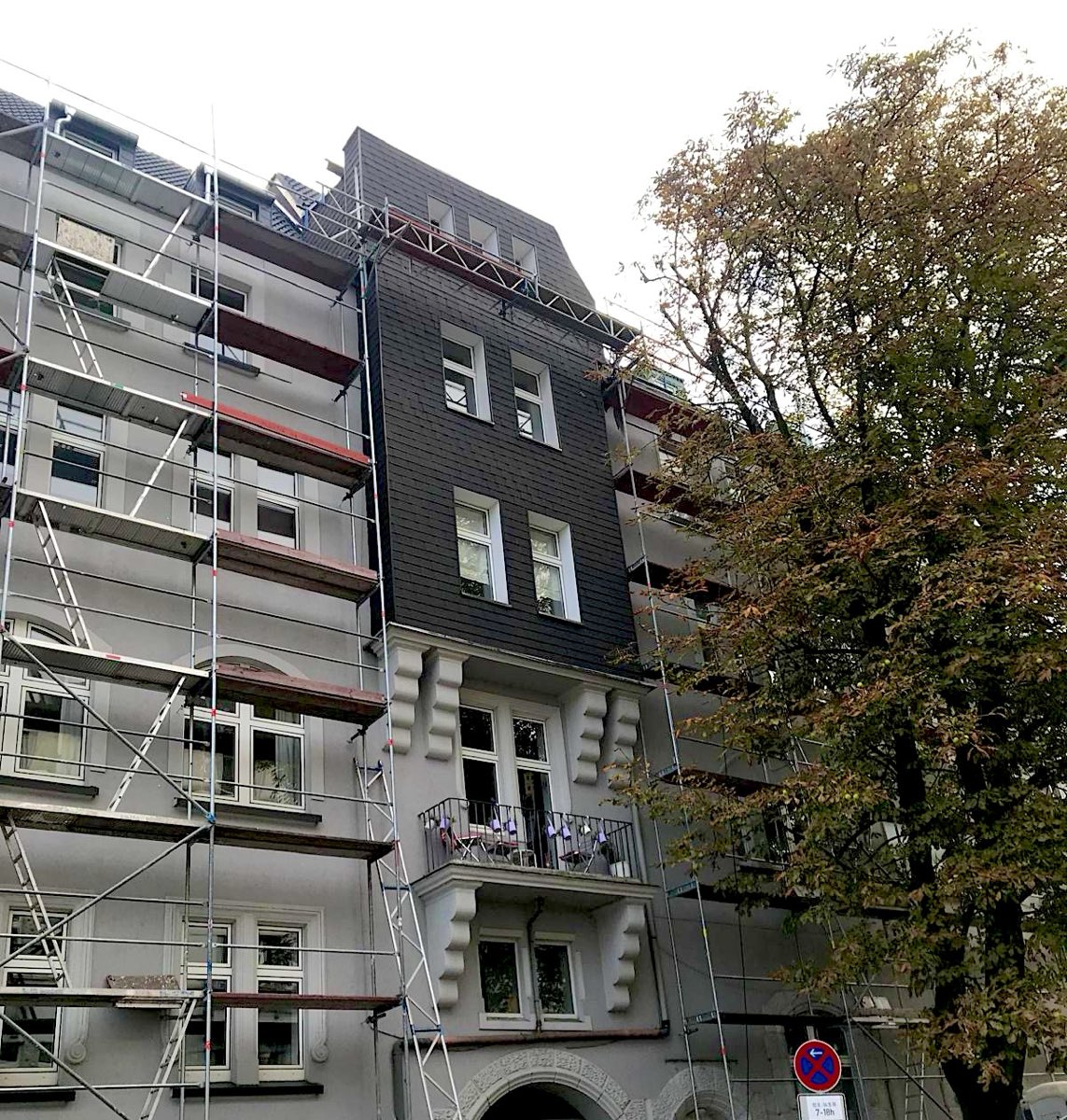Altbau mit Schieferfassade, rundum eingerüstet