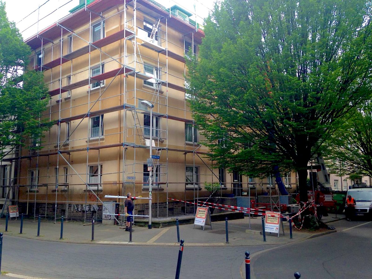 Eingerüstetes Eckhaus mit abgesperrtem Gehweg