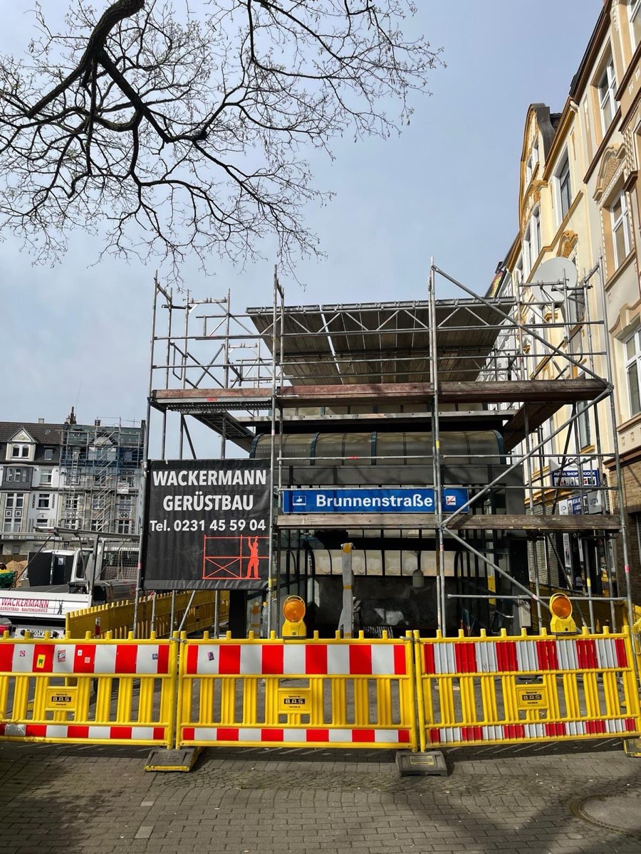 Schutzgerüst mit Schutzdach über einem Eingang in der Innenstadt