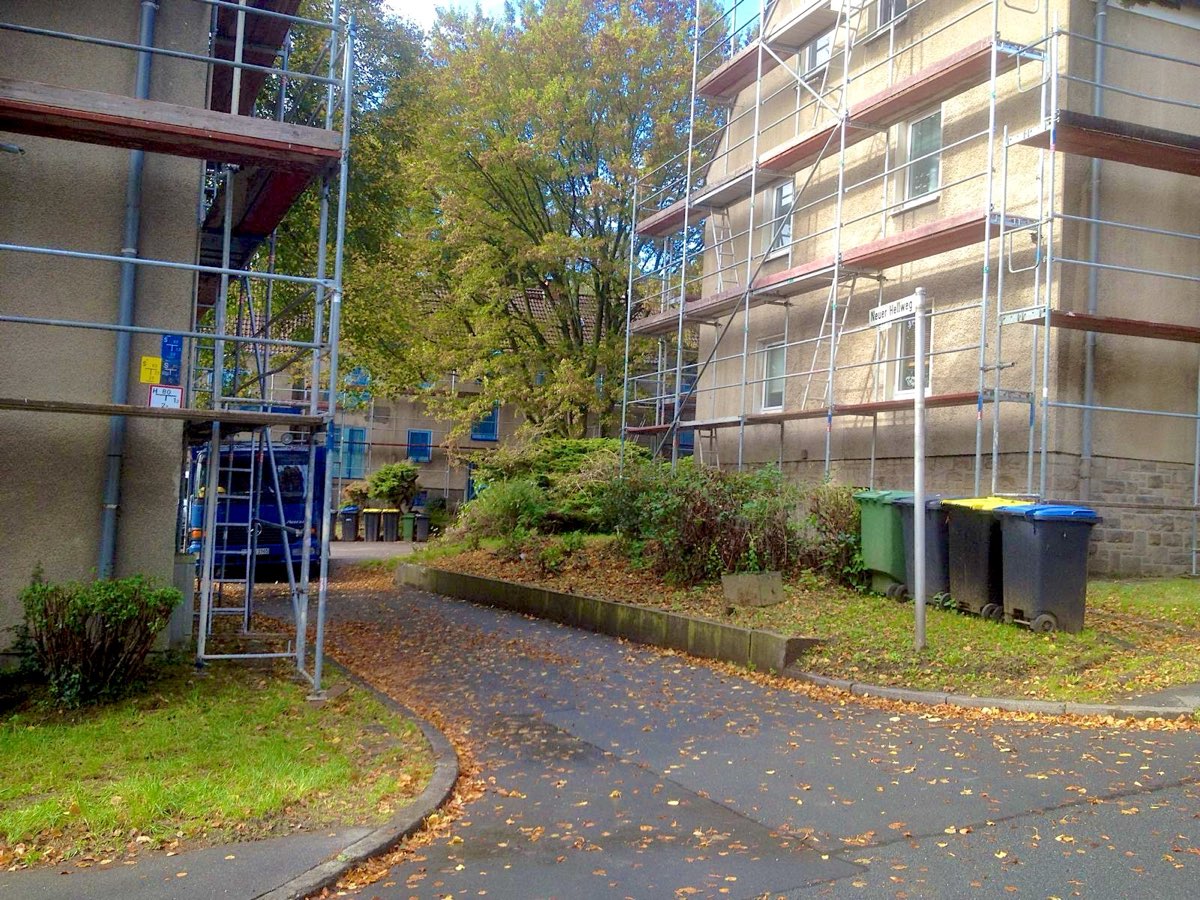 Wohnsiedlung mit mehreren eingerüsteten Häusern