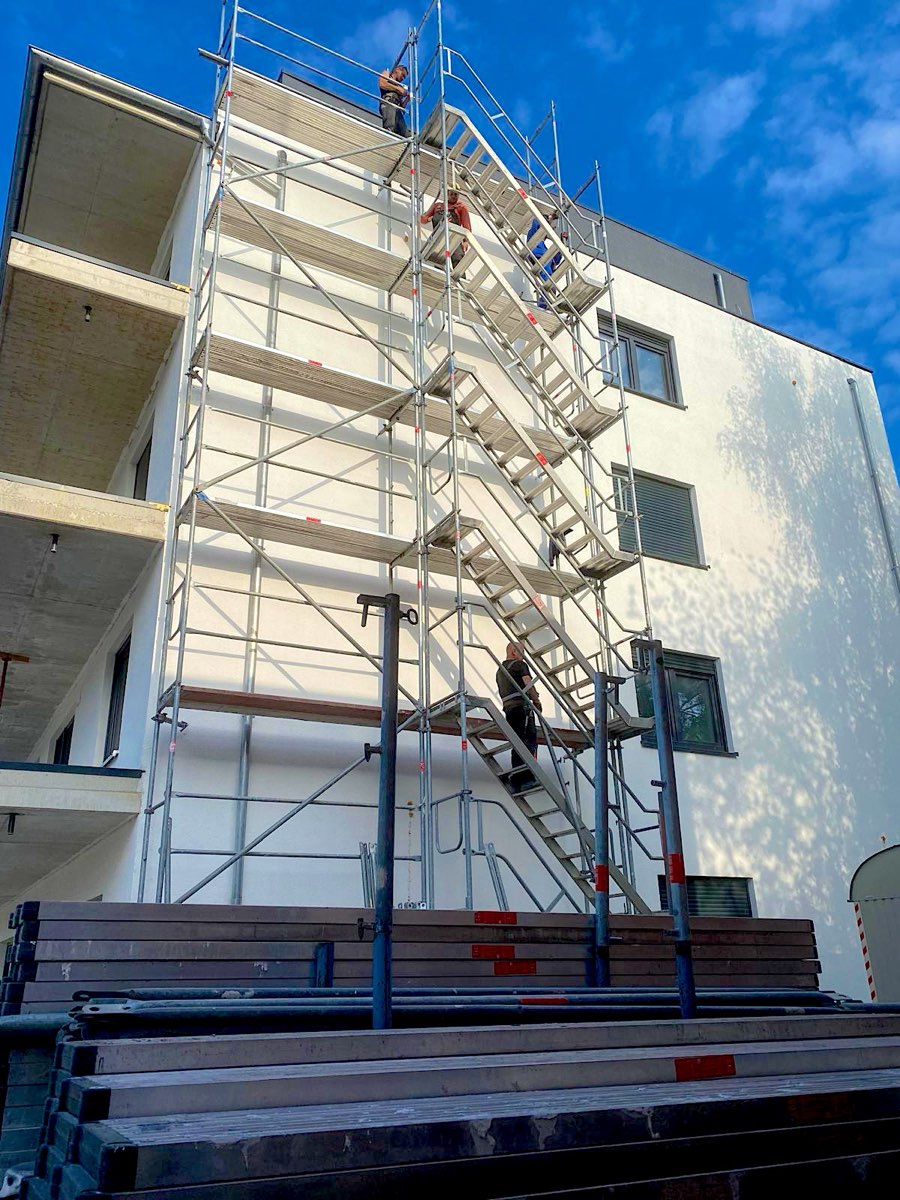 Neubau mit Fassadengerüst und Treppenturm
