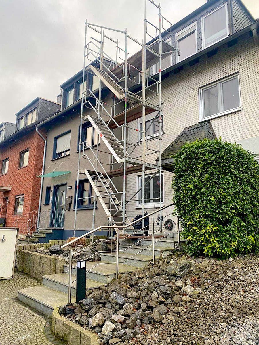 Wohnhaus mit Gerüst und außenliegendem Treppenturm