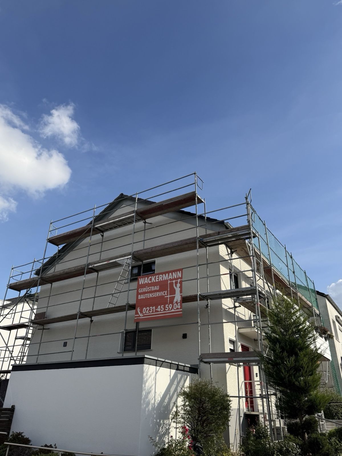 Von Gerüstbau Wackermann eingerüstetes Wohnhaus in Dortmund